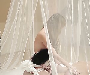 Virgin teen în alb futut pe pat canvused