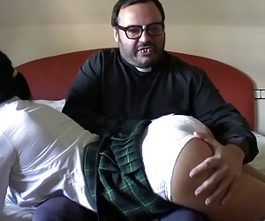 Puta munte vechi excitat preot dracului o elevă slutty